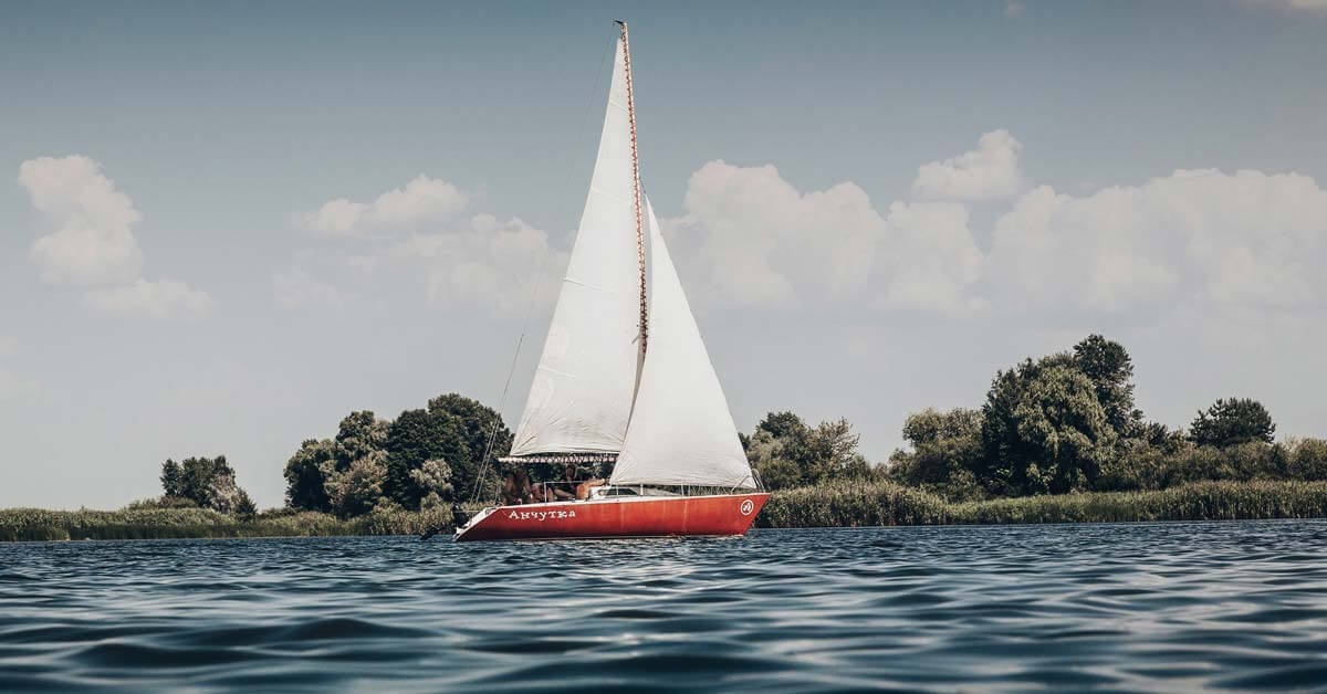 What Is The Best Sailboat To Buy For A Beginner? | Life of Sailing