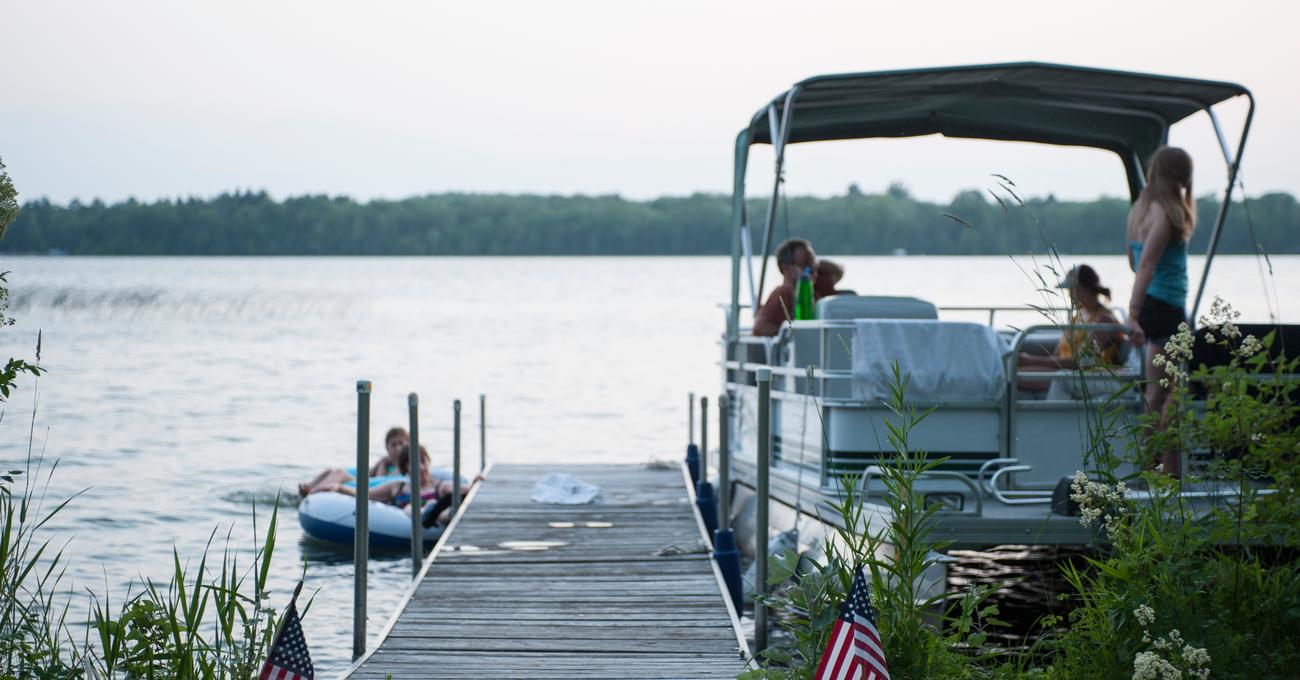 How Many People Can Fit On A Pontoon Boat? | Life of Sailing