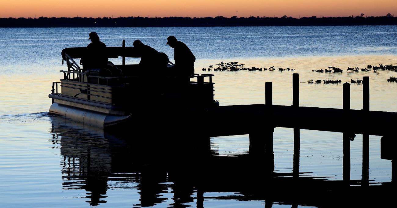 How To Launch A Pontoon Boat By Yourself | Life of Sailing